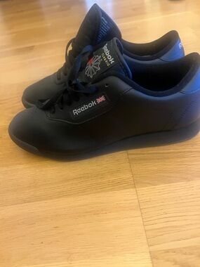 Reebok women’s Black Low-Profile Leather Sneakers (New)